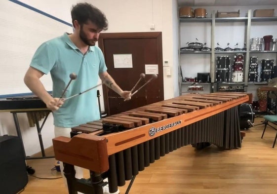 Luis Martínez tocando una marimba.