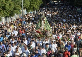 Miles de romeros acompañan a la Virgen de la Fuensanta de vuelta a su santuario.