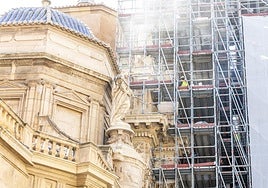 Estado actual de la doble estructura de andamios en la Catedral de Murcia, este jueves.