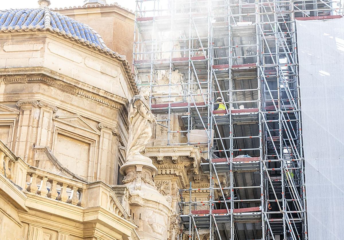 Estado actual de la doble estructura de andamios en la Catedral de Murcia, este jueves.