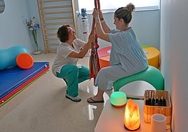 Una matrona ayuda a una madre con un ejercicio en la nueva sala de La Arrixaca.