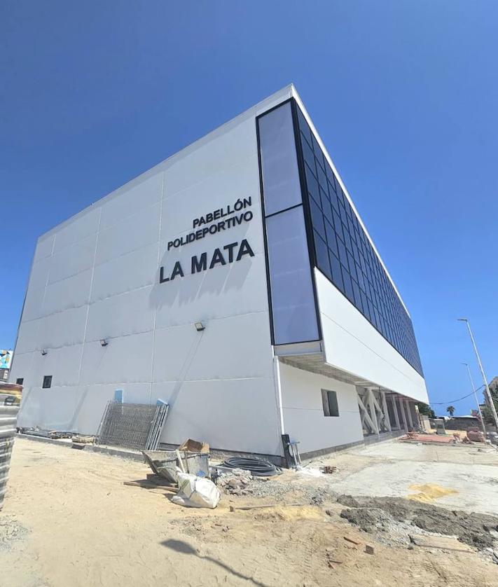 Imagen secundaria 2 - Un gran mural &#039;con vistas al mar&#039; oculta la pared del pabellón deportivo de Torrevieja