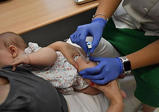 Un bebé recibe la vacuna contra la bronquiolitis, en una imagen de archivo.