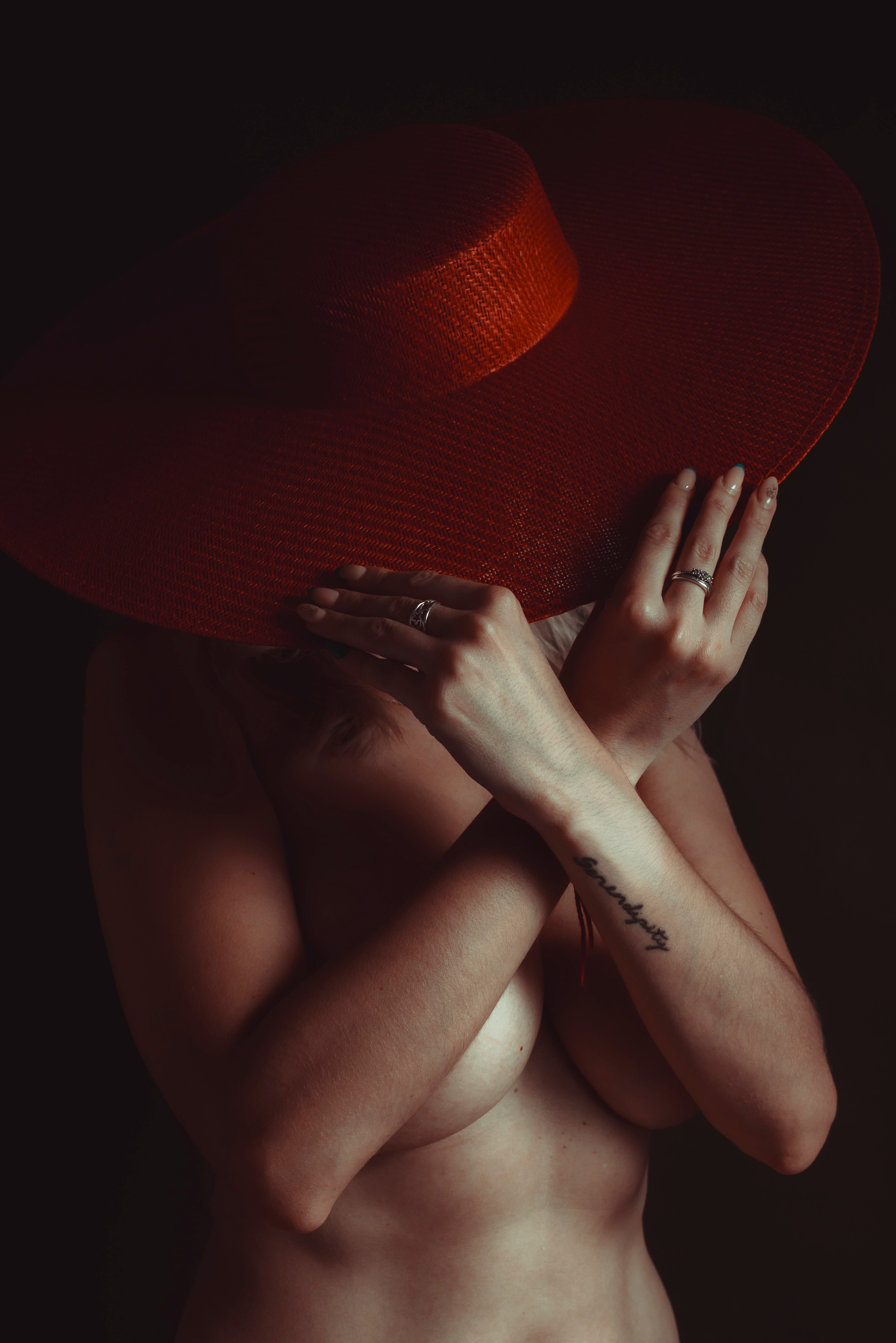 En esta fotografía, Jorge Kánovas muestra «la armonía del cuerpo, donde la forma y el color convergen en una celebración cautivadora».