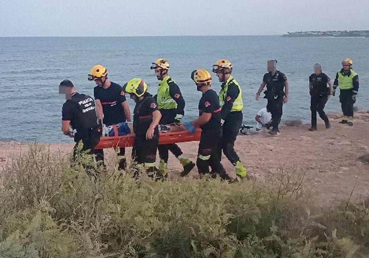 Bomberos transportando al ciclista.