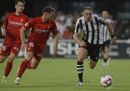 Vukcevic deja atrás al exalbinegro Iván Calero en el Cartagena-Zaragoza del pasado lunes.