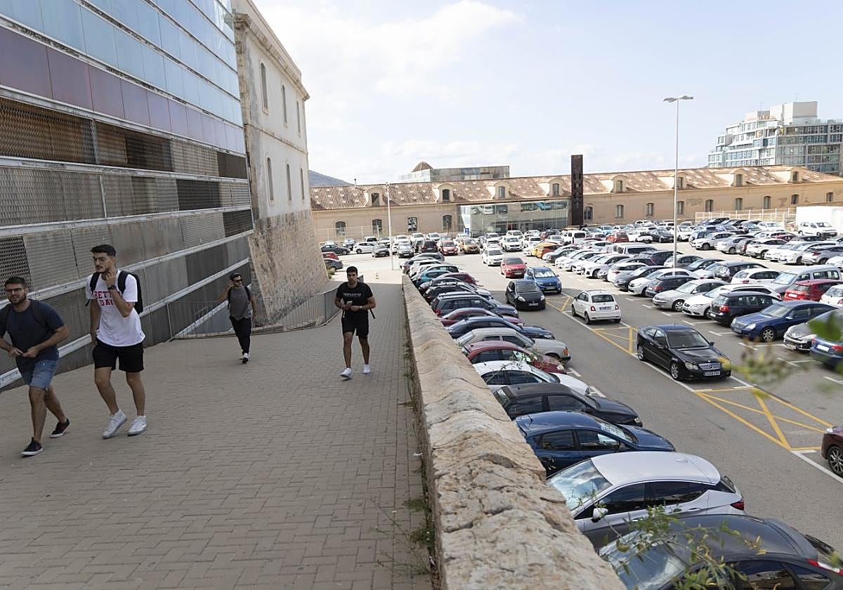 Alumnos de la UPCT acceden al edificio de Antiguones de la UPCT en imagen de archivo.