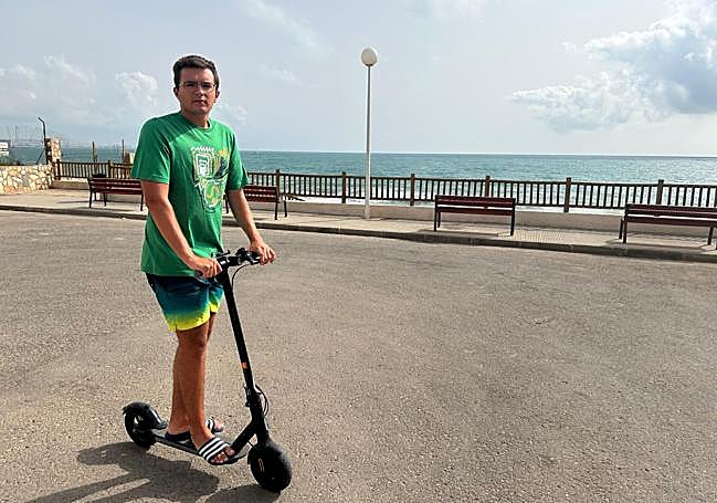 Álvaro Blanco, utilizando su patinete, esta semana durante sus vacaciones en la zona de Cabo Roig, en Alicante.