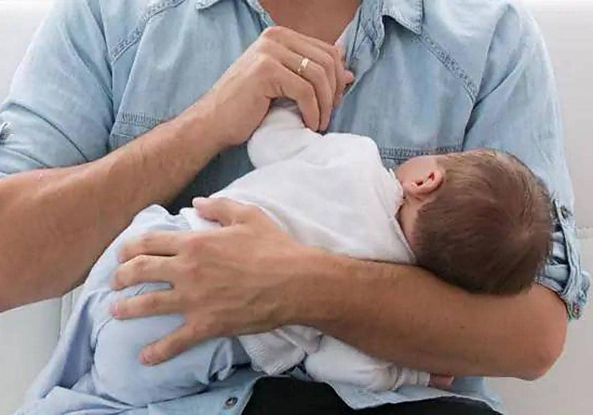 Un padre con un bebé en brazos