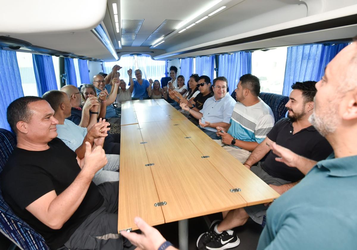 Escapar de la pobreza al volante de un autobús con un programa de Cáritas y Froet