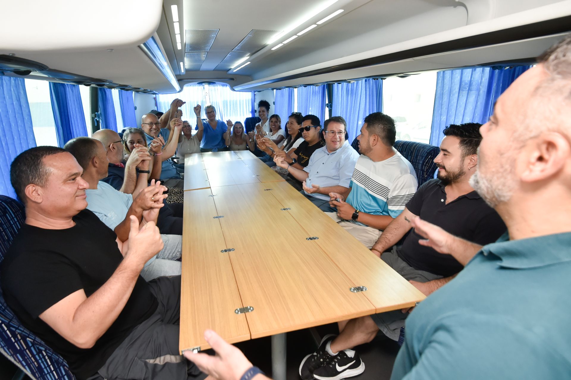 Escapar de la pobreza al volante de un autobús con un programa de Cáritas y Froet