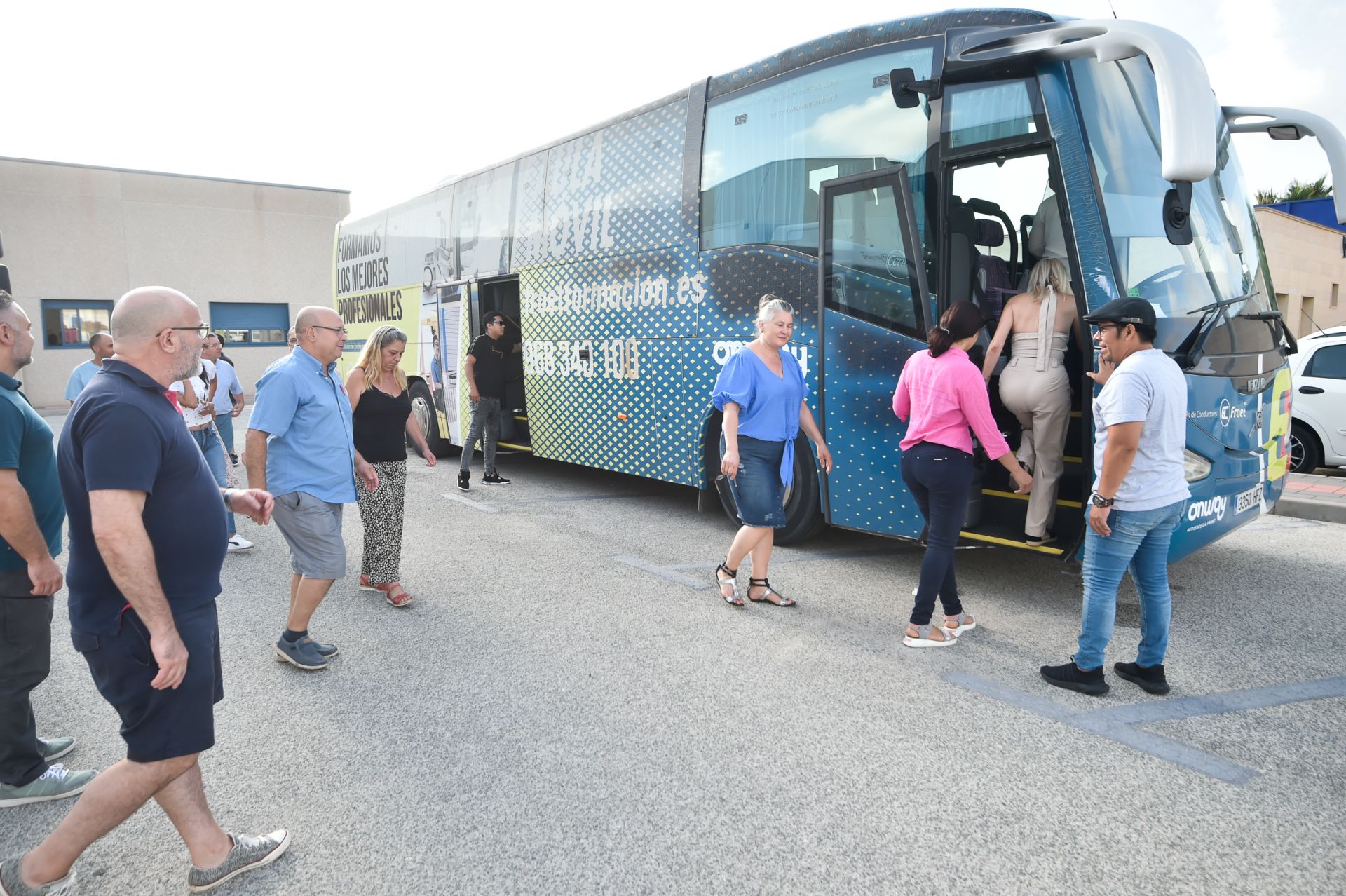 Escapar de la pobreza al volante de un autobús con un programa de Cáritas y Froet