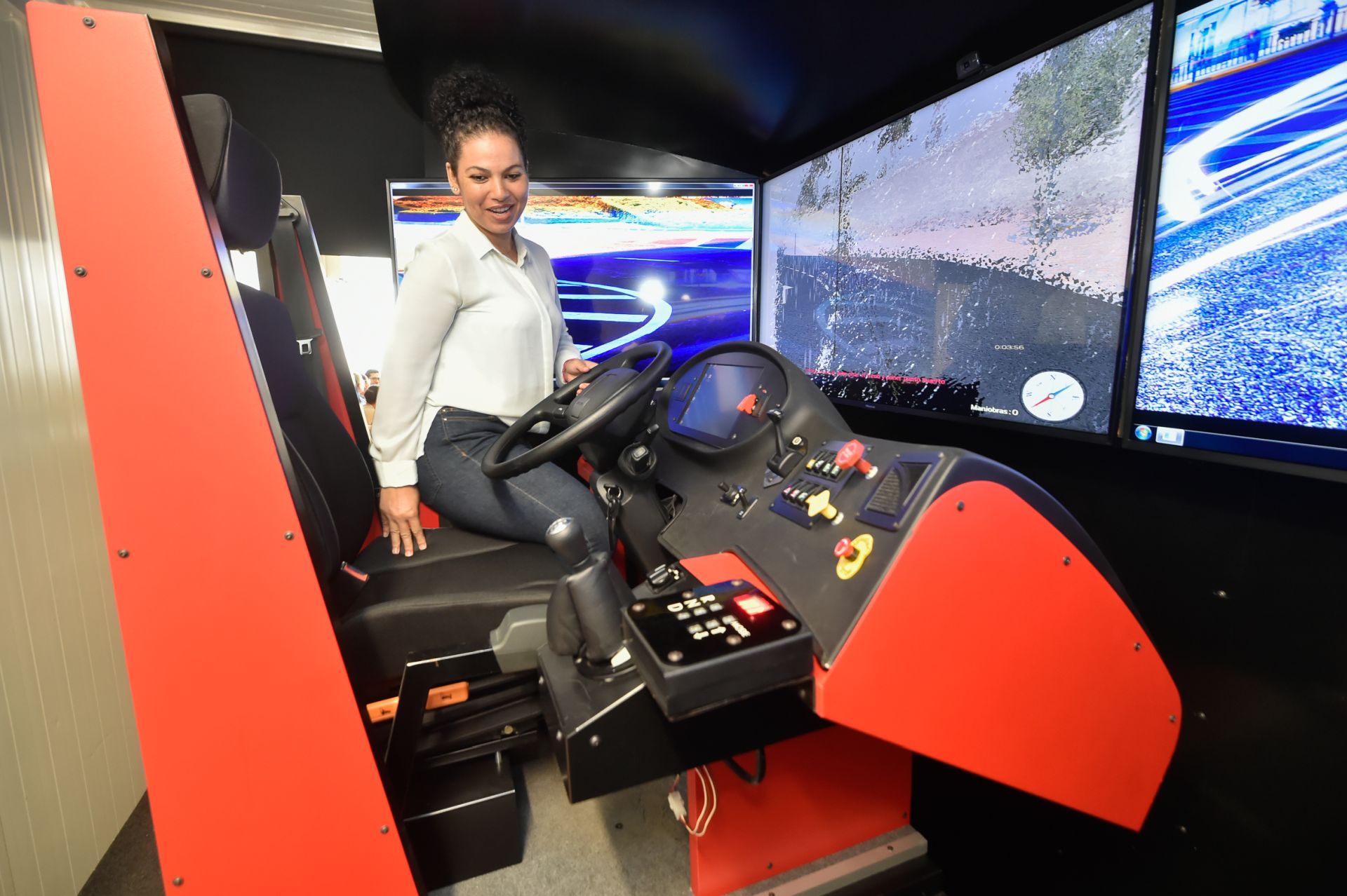 Escapar de la pobreza al volante de un autobús con un programa de Cáritas y Froet