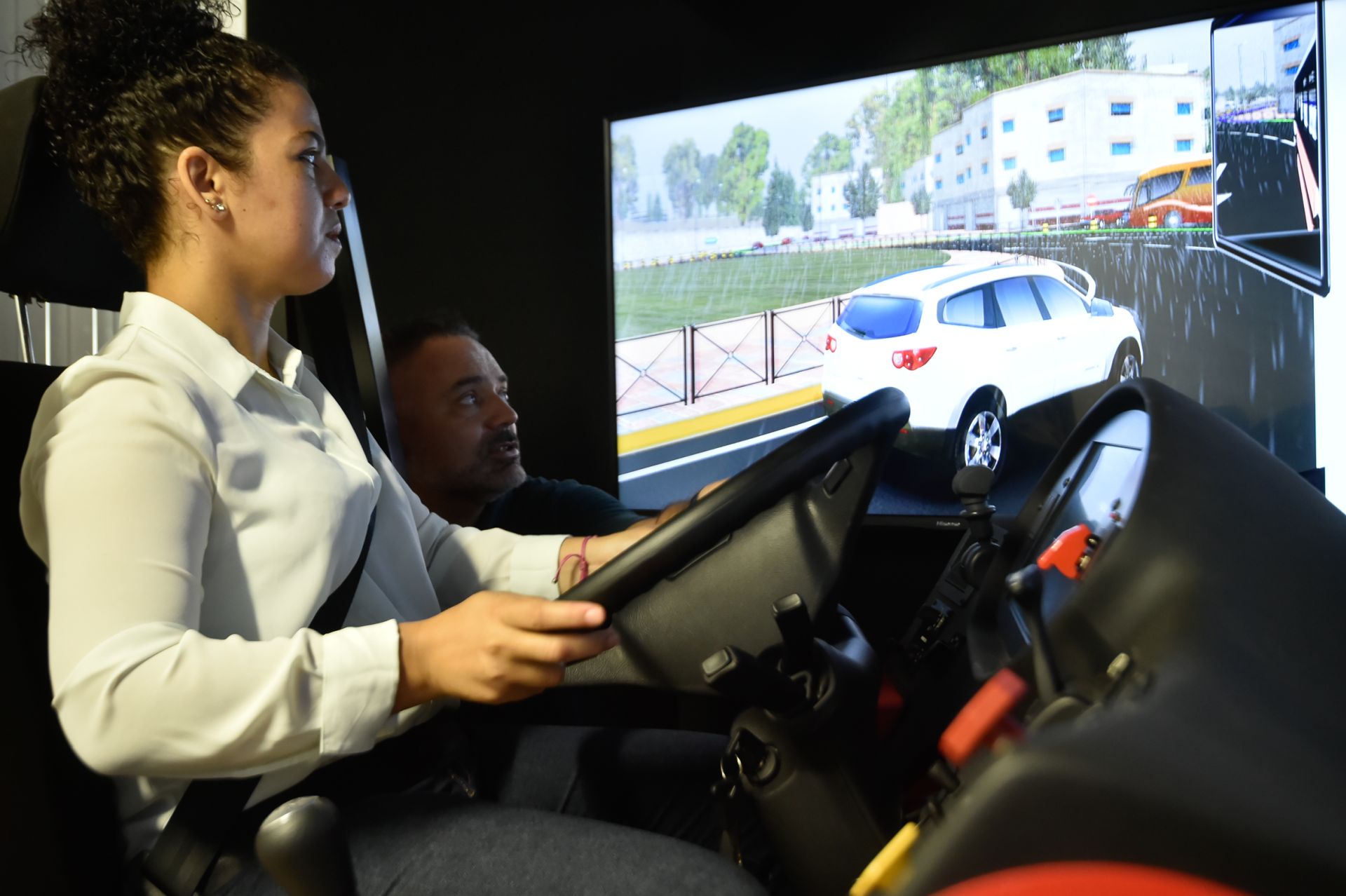 Escapar de la pobreza al volante de un autobús con un programa de Cáritas y Froet