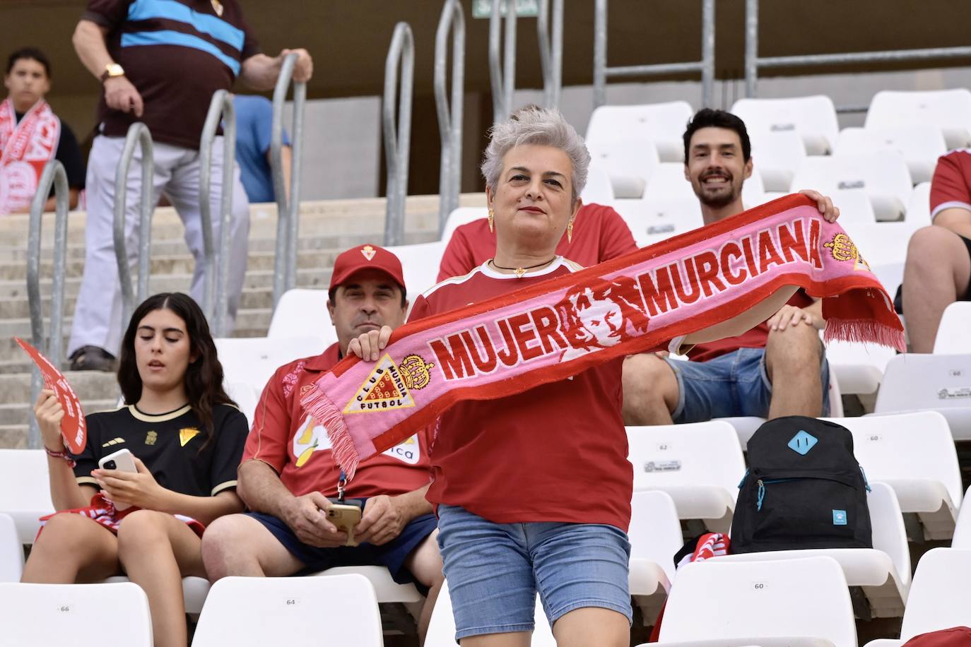 La derrota del Real Murcia frente al Yeclano ante su afición, en imágenes