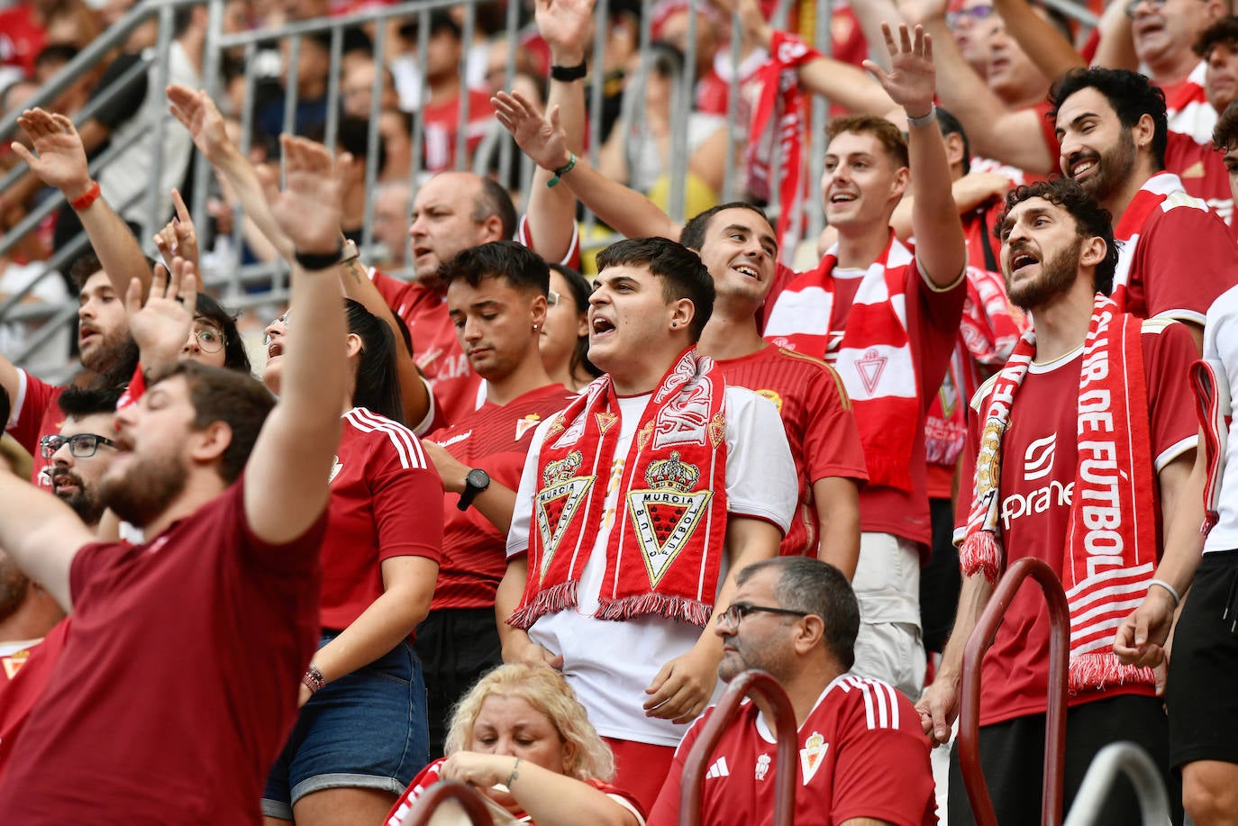 La derrota del Real Murcia frente al Yeclano ante su afición, en imágenes