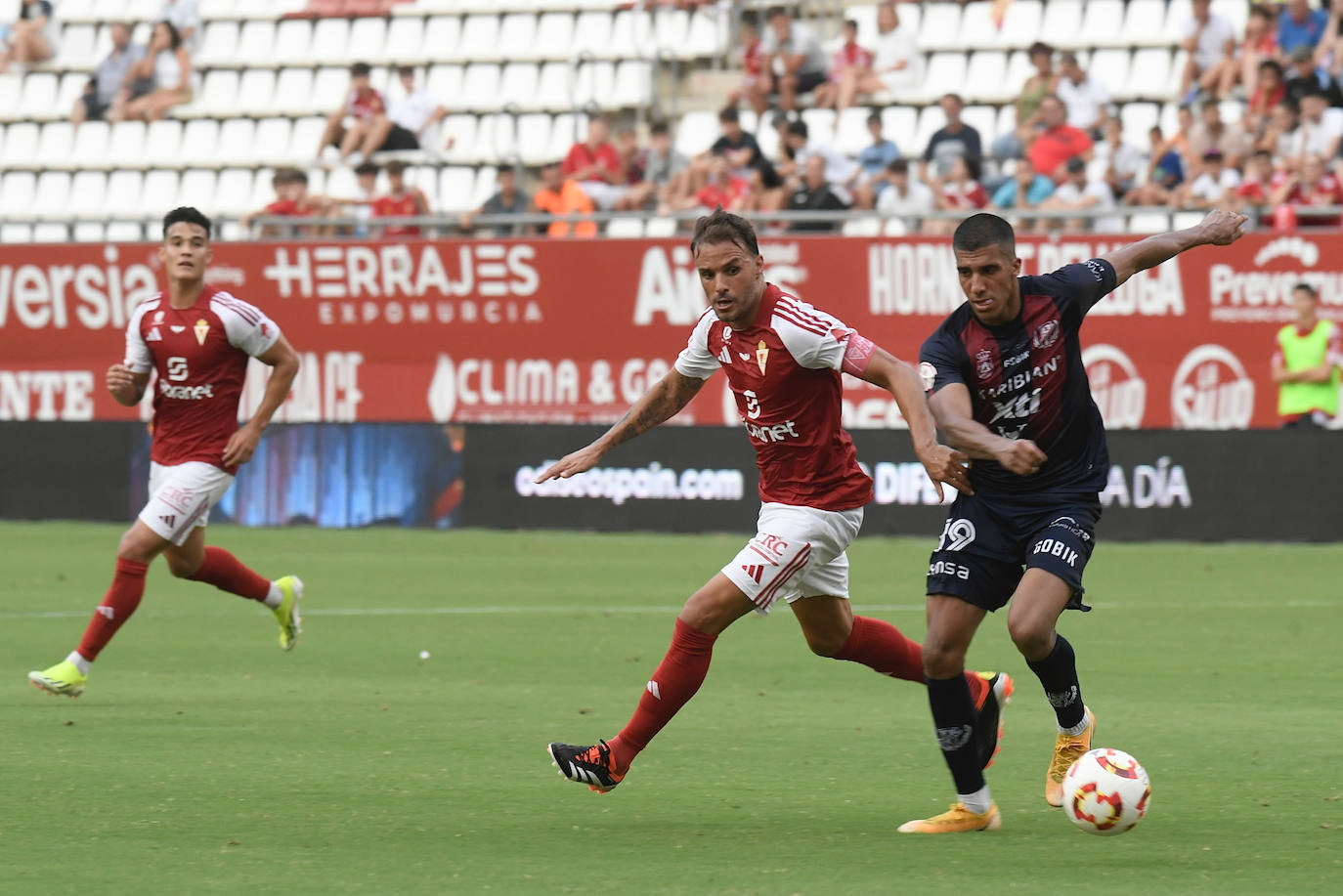 La derrota del Real Murcia frente al Yeclano ante su afición, en imágenes