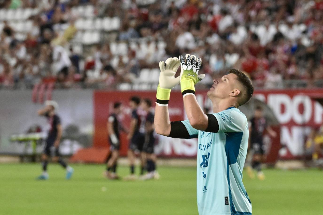 La derrota del Real Murcia frente al Yeclano ante su afición, en imágenes