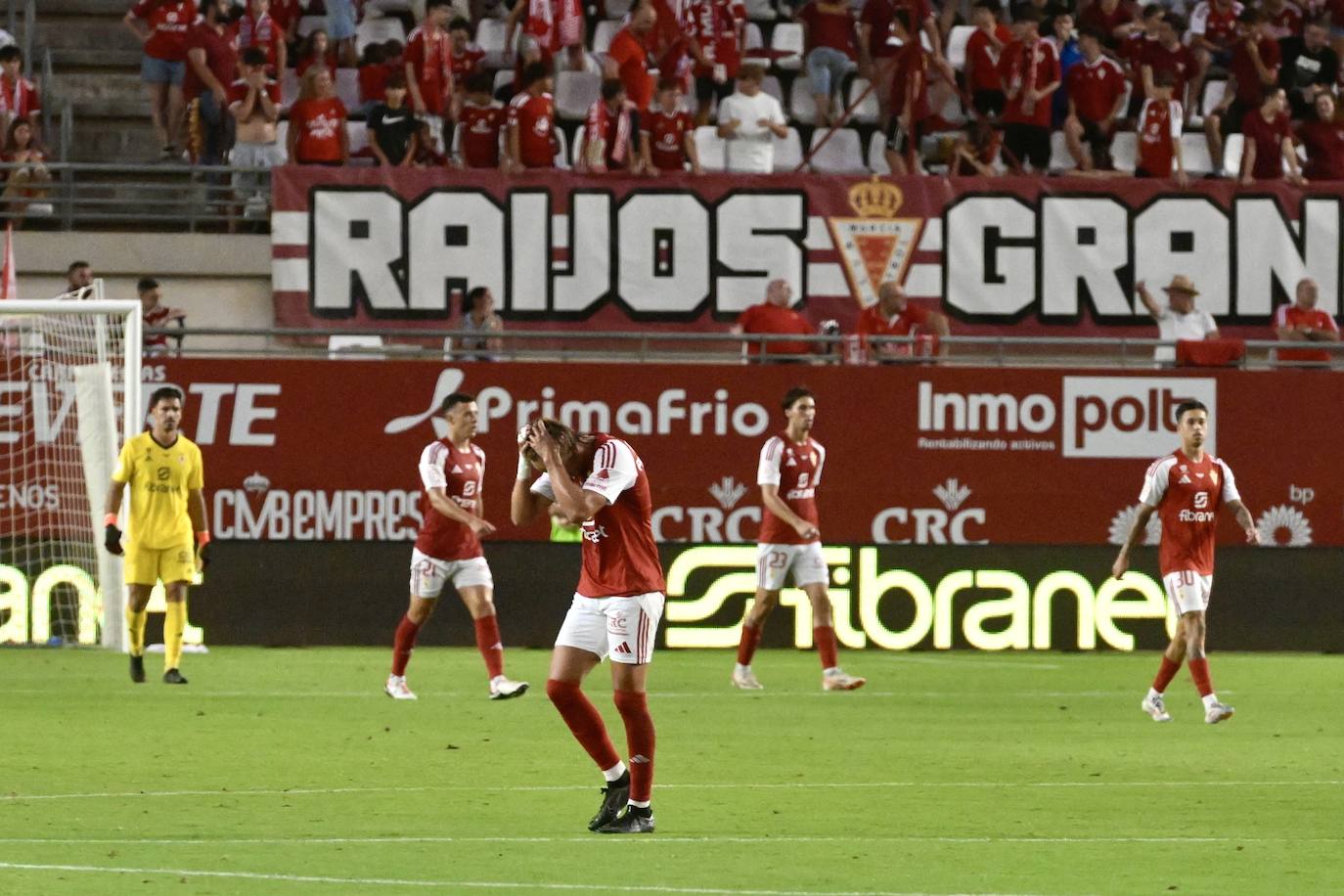 La derrota del Real Murcia frente al Yeclano ante su afición, en imágenes