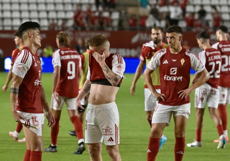 Los jugadores del Real Murcia se lamentan por la derrota contra el Yeclano al término del partido