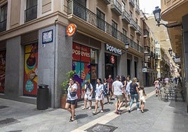 Imagen de la franquicia Popeyes, ubicada junto a El Gato Negro.