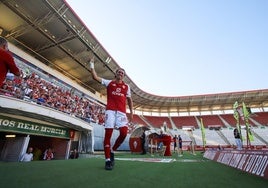 Pedro Benito, autor de un triplete en Lorca esta semana, saluda a los aficionados en la presentación del Real Murcia.