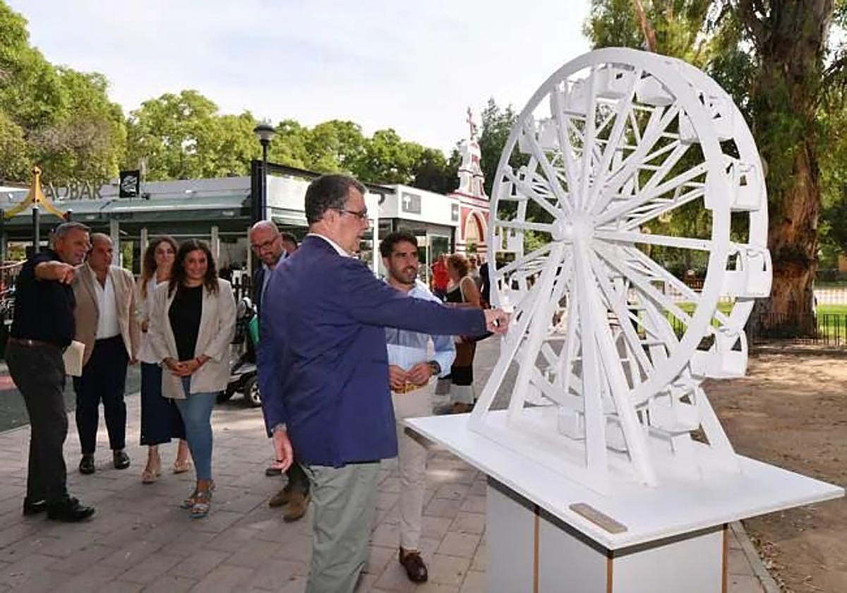 El alcalde de Murcia, José Ballesta, junto a la maqueta de la noria que se instalará durante la Feria de Murcia..