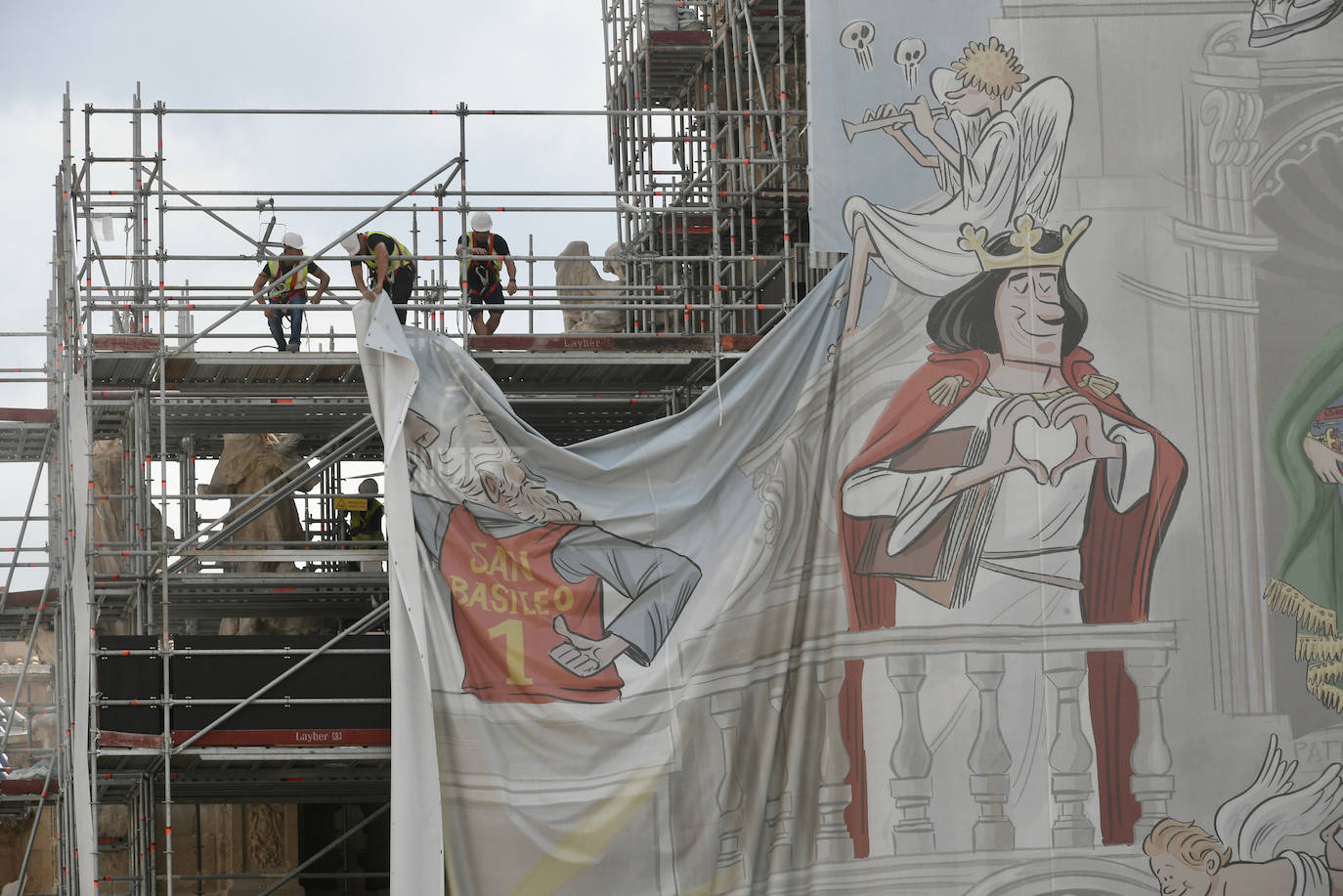 Los trabajos de retirada de la lona de la Catedral, en imágenes