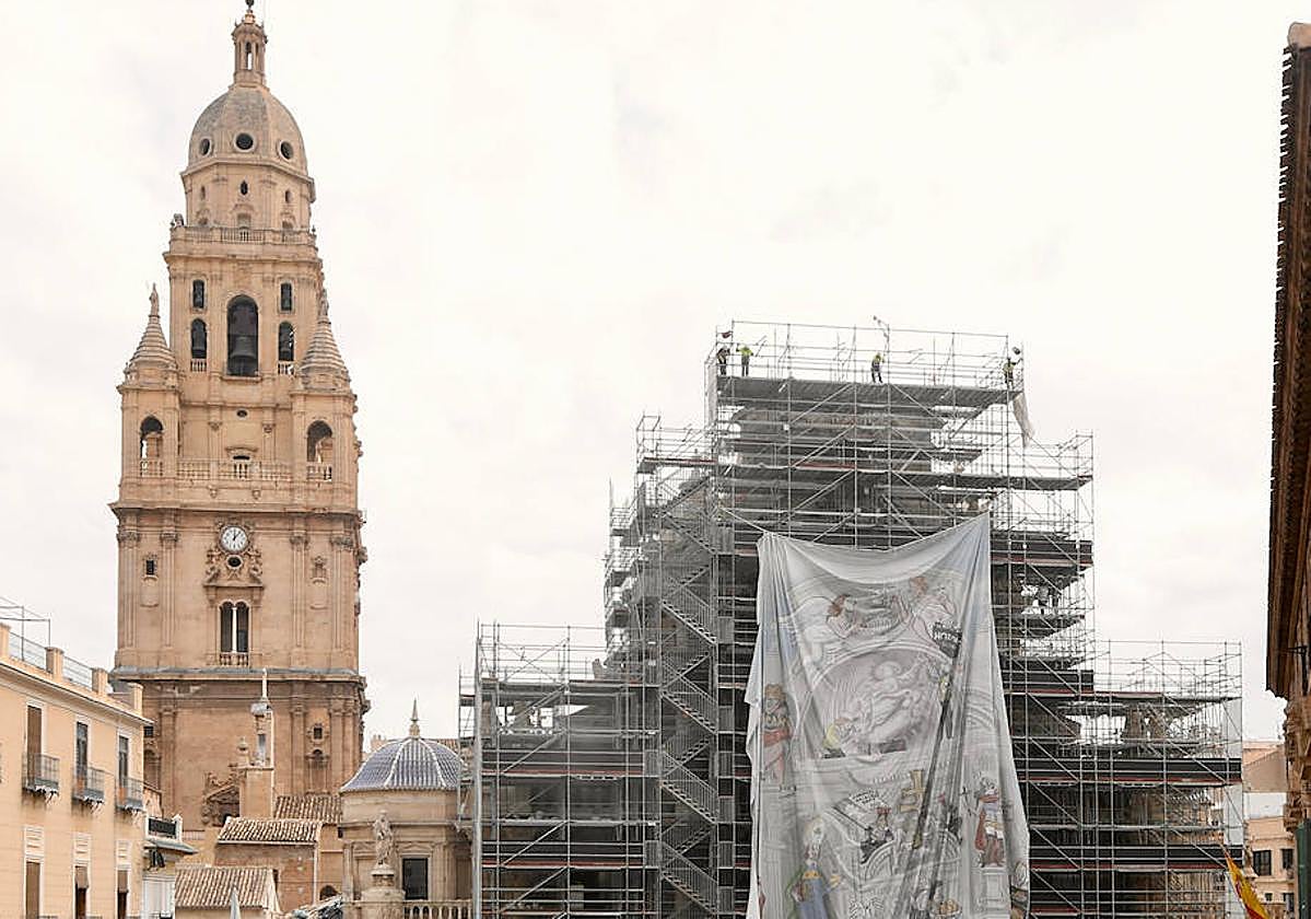 Los trabajos de retirada de la lona de la Catedral, en imágenes