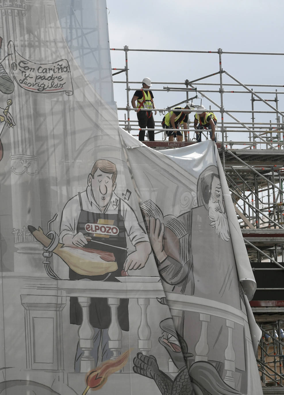 Los trabajos de retirada de la lona de la Catedral, en imágenes