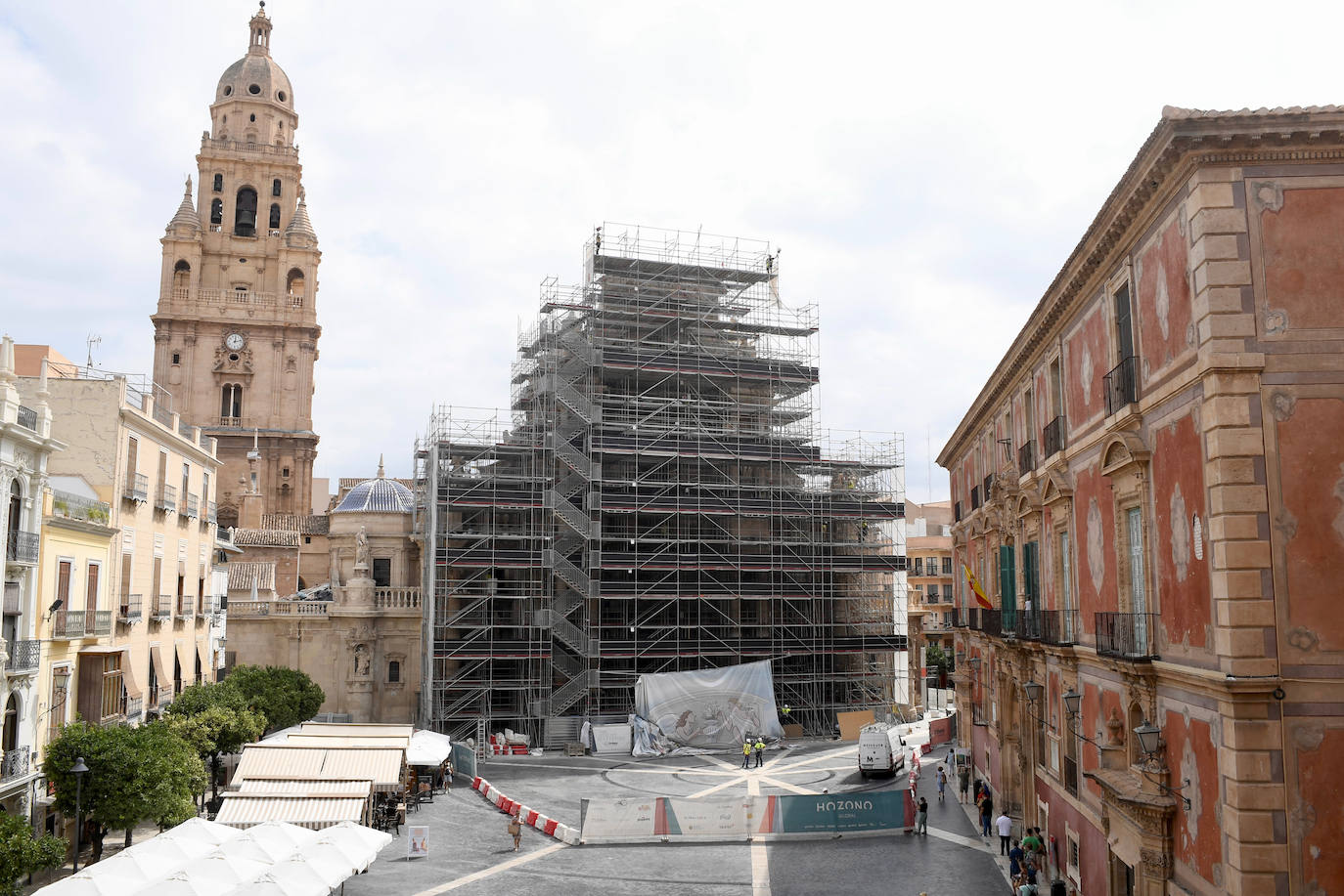 Los trabajos de retirada de la lona de la Catedral, en imágenes