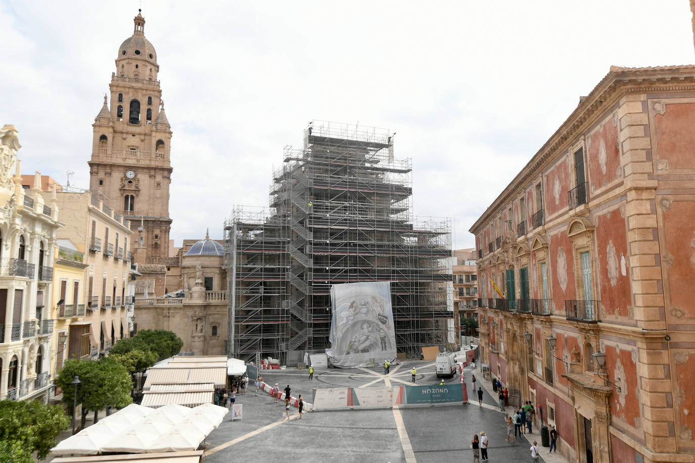 Los trabajos de retirada de la lona de la Catedral, en imágenes