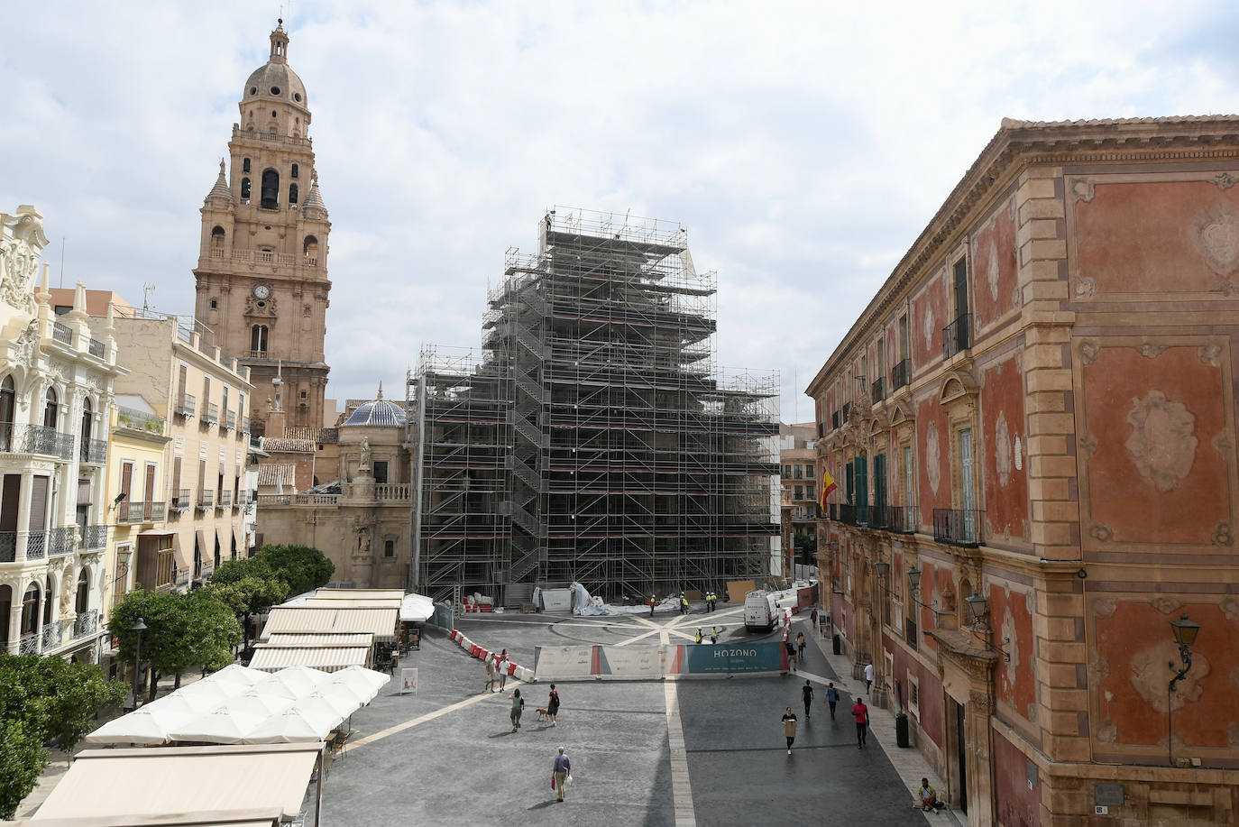 Los trabajos de retirada de la lona de la Catedral, en imágenes
