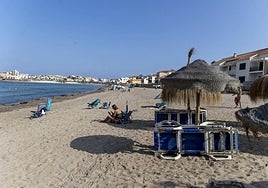 Una playa de La Manga, ayer, con menos bañistas.