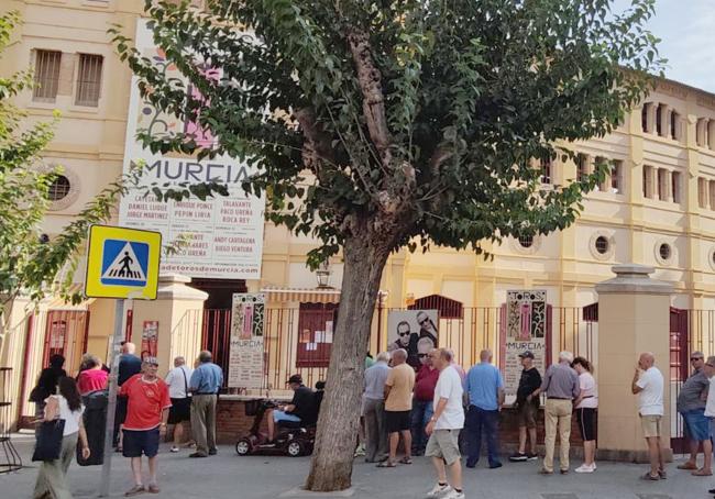 Las colas, este lunes, para la venta en Murcia.