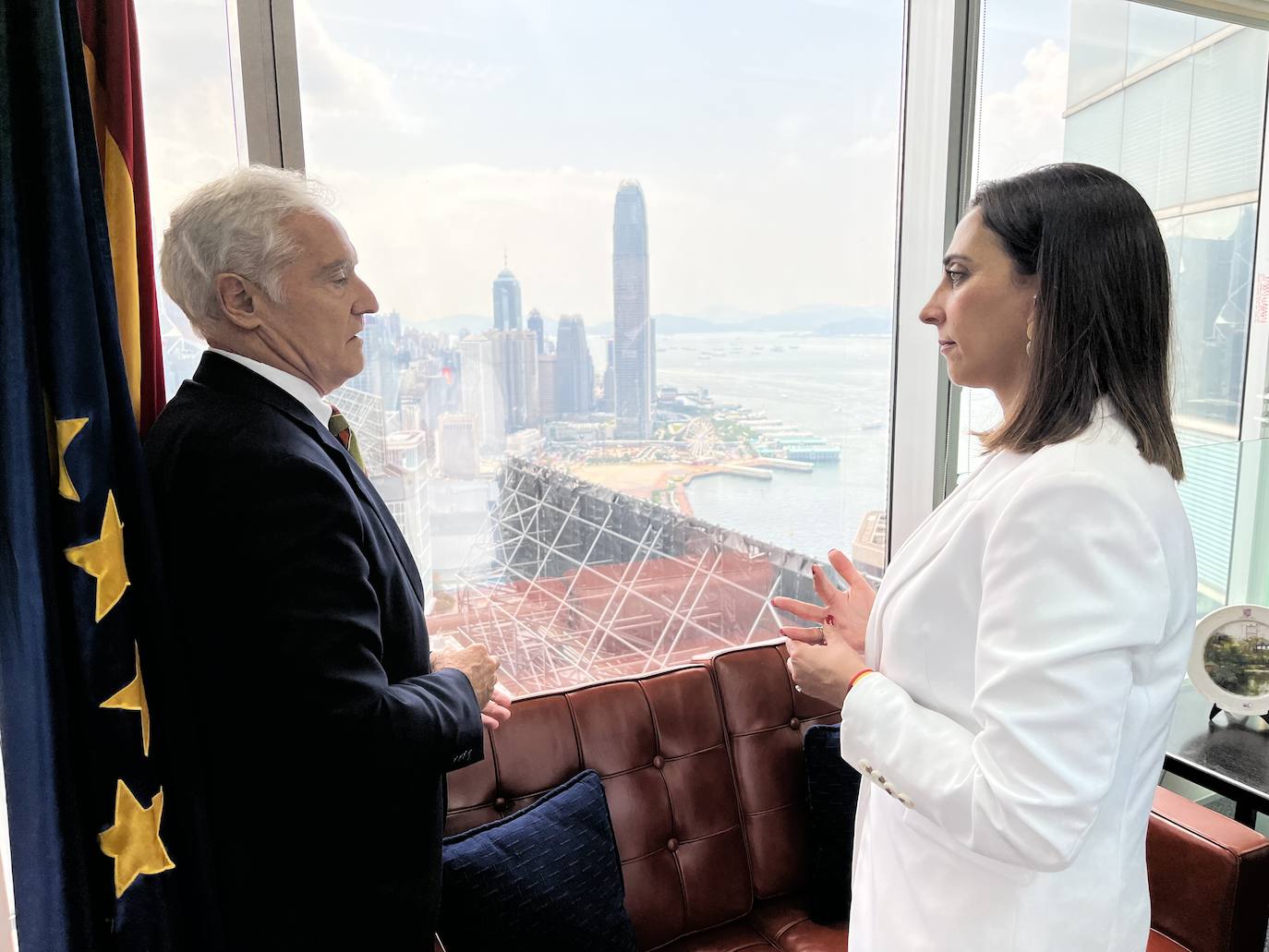 La consejera de Agua, Agricultura, Ganadería y Pesca, Sara Rubira, con el cónsul general de España en Hong Kong, Miguel Aguirre de Cárcer.