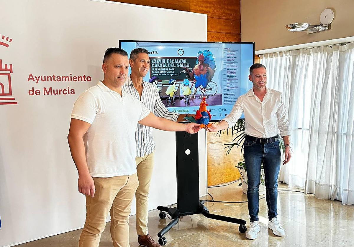 Miguel Ángel Noguera, junto a un miembro de la Junta Municipal de Algezares y el Presidente de la federación de Ciclismo de la Región de Murcia, presenta la XXXVIII edición de la escalada ciclista a la Cresta del Gallo