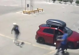 Momento del atraco a una pareja de Totana captado por las cámaras de seguridad.
