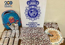 La mochila incautada con más de un millar de pastillas.