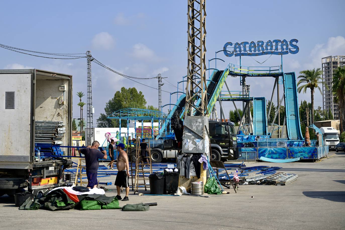 La instalación de las atracciones de la Feria de Septiembre de Murcia, en imágenes