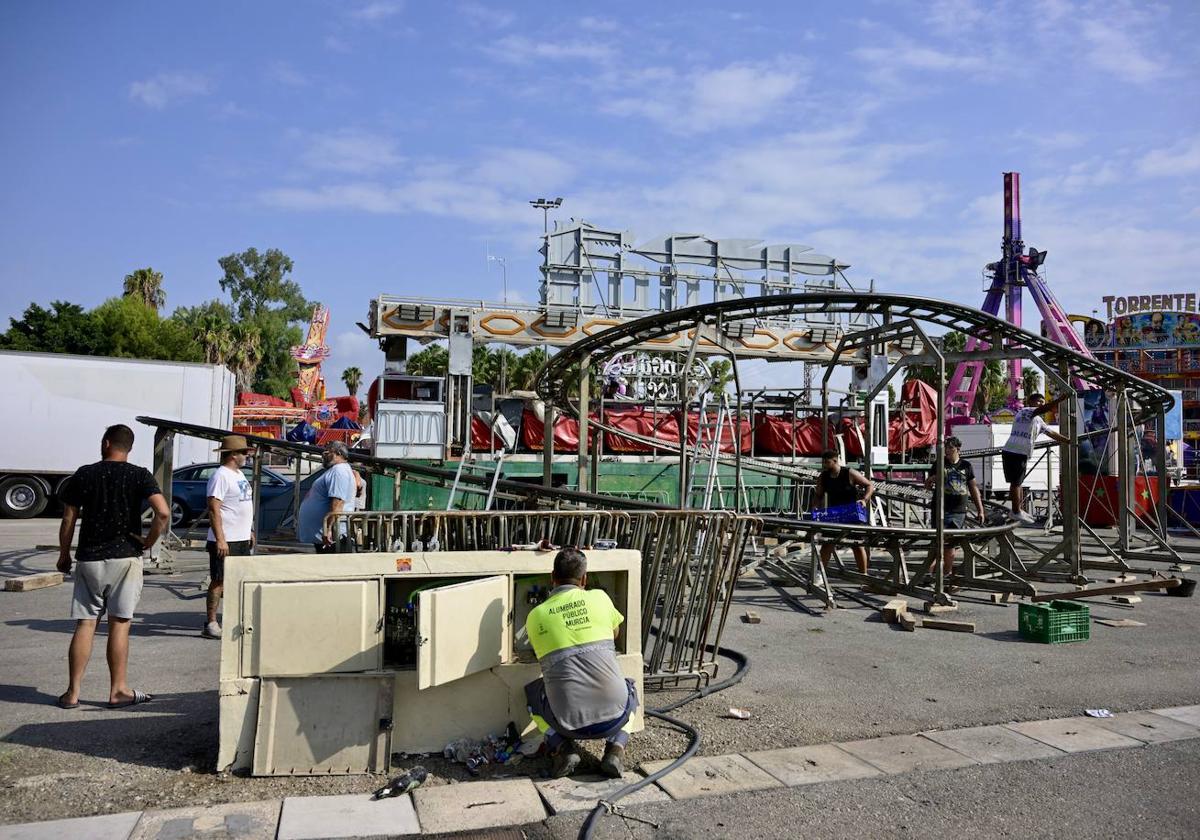 La instalación de las atracciones de la Feria de Septiembre de Murcia, en imágenes