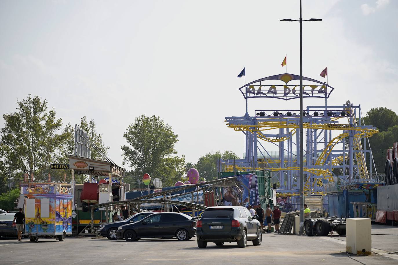 La instalación de las atracciones de la Feria de Septiembre de Murcia, en imágenes