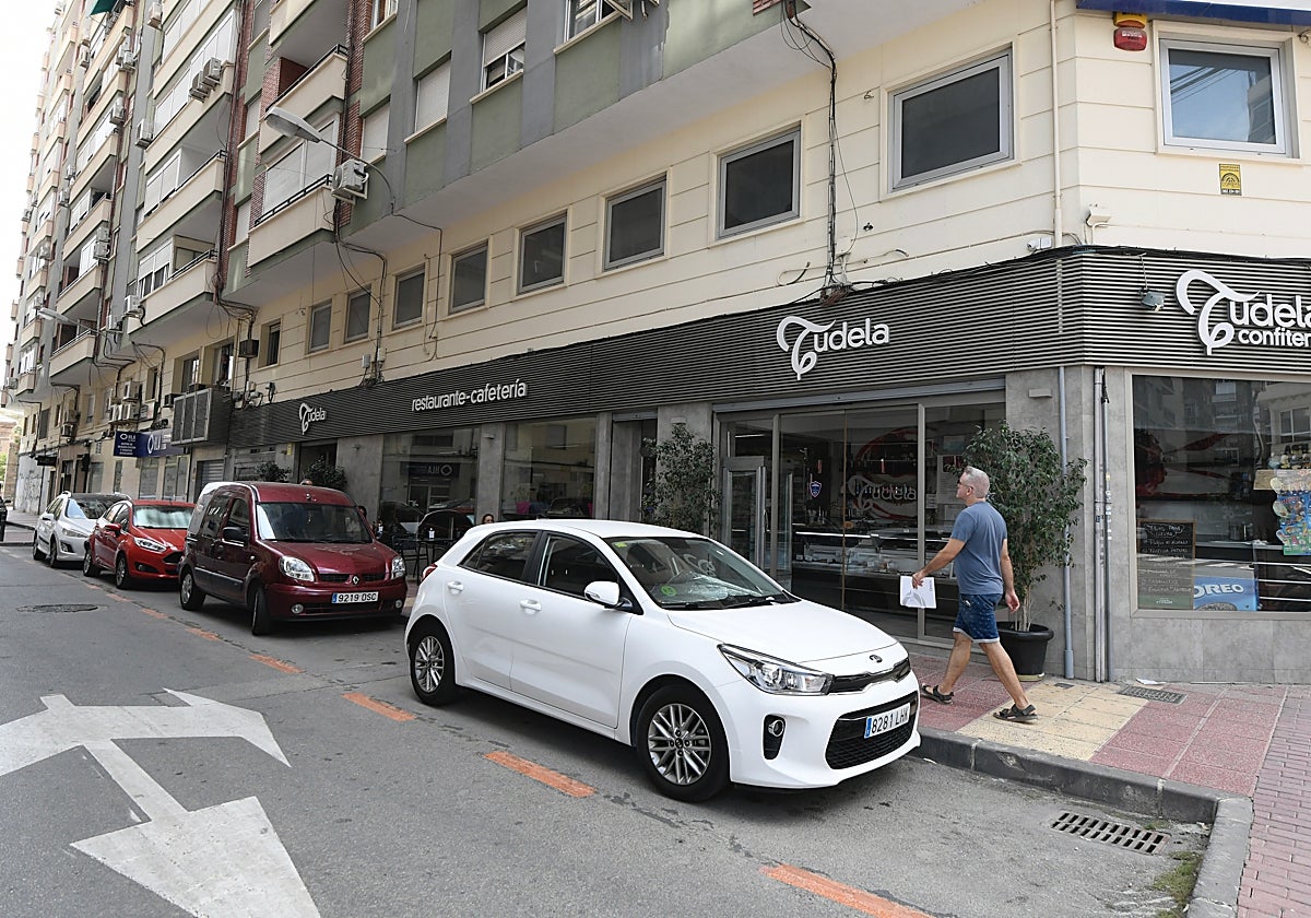 Zona de aparcamiento para residentes a la puerta de la cafetería-confitería Tudela, que recuperará la terraza covid.