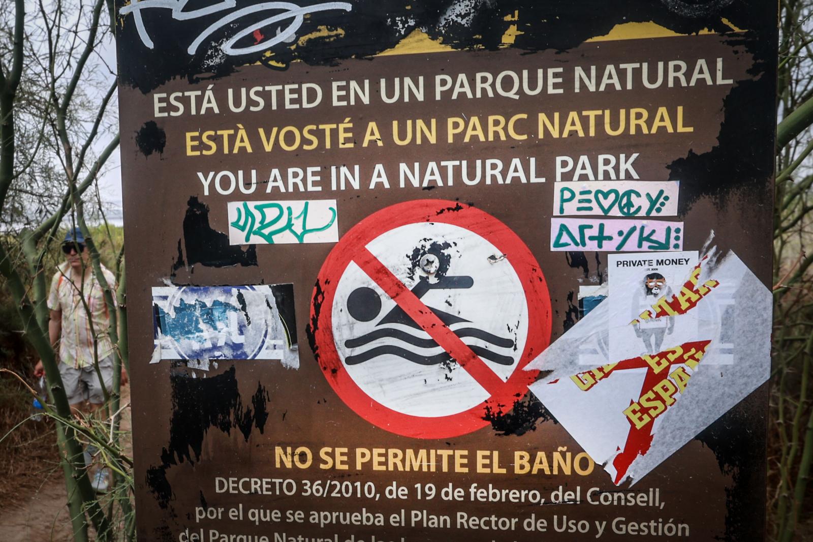 Los turistas toman las orillas de la Laguna Rosa de Torrevieja pese a la prohibición al baño