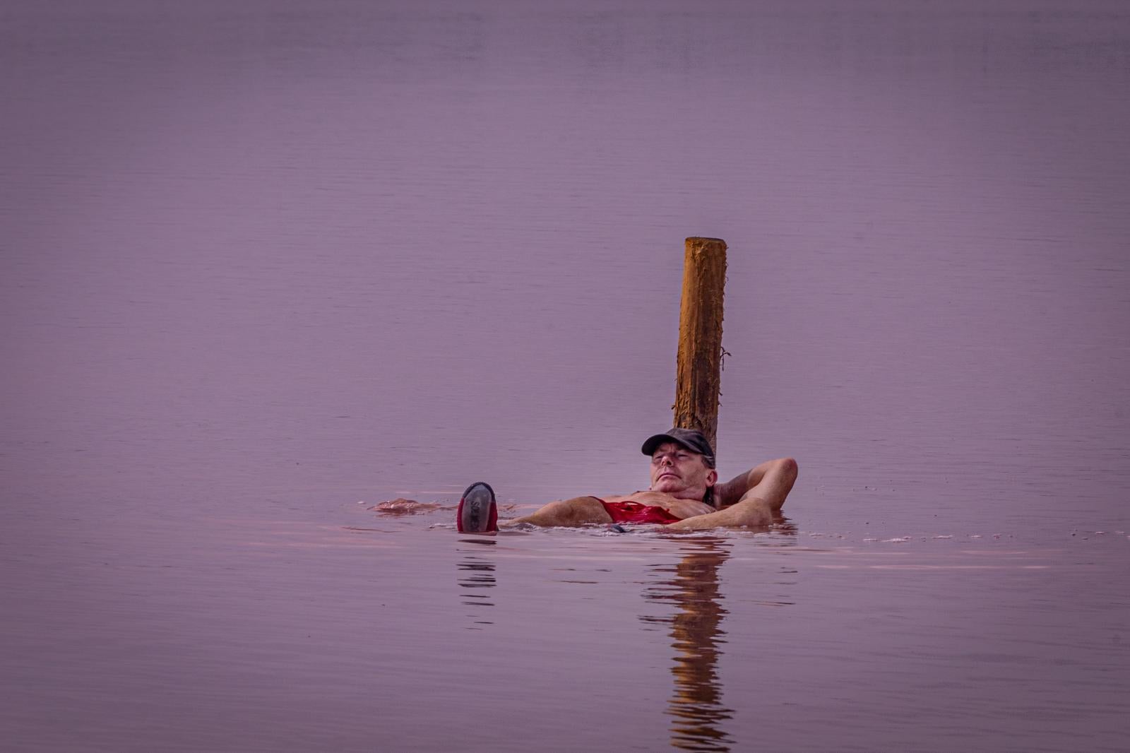 Los turistas toman las orillas de la Laguna Rosa de Torrevieja pese a la prohibición al baño