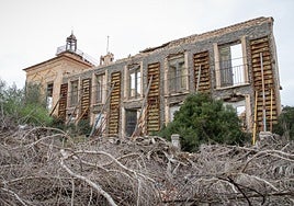 La casa tiene apuntalado apenas una sección de fachada, mientras la torre está en estado inestable.