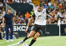 Rafa Mir, en el reciente partido de liga ante el Barça en Mestalla.