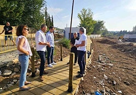 Visita del alcalde (2º izq.) y parte del equipo de gobierno a las obras del 'anillo verde'.