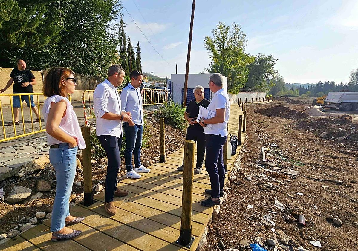 Visita del alcalde (2º izq.) y parte del equipo de gobierno a las obras del 'anillo verde'.