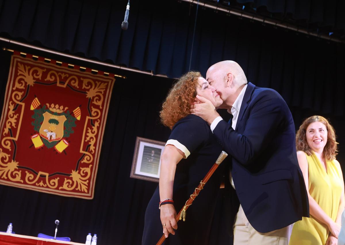 Imagen secundaria 1 - Arriba, la nueva alcaldesa de Callosa, Amparo Serrano, se abraza con el líder y portavoz del PSOE callosino, Fran Maciá. Abajo a la izquierda, la nueva regidora recibe las felicitaciones del líder de los socialistas alicantinos, Alejandro Soler. Abajo a la derecha, Soler saluda al líder del PP de Alicante y presidente de la Diputación provincial, Toni Pérez.